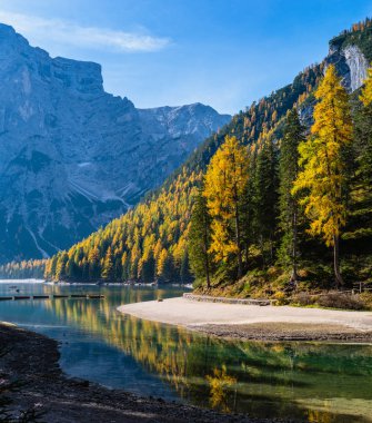 Sonbahar huzurlu Alp Gölü Braies veya Pragser Wildsee. Fanes-Sen