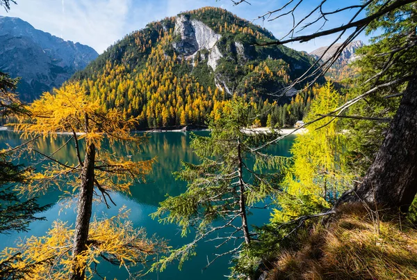 Podzimní klidné alpské jezero Braies nebo Pragser Wildsee. Fanes-Sen — Stock fotografie