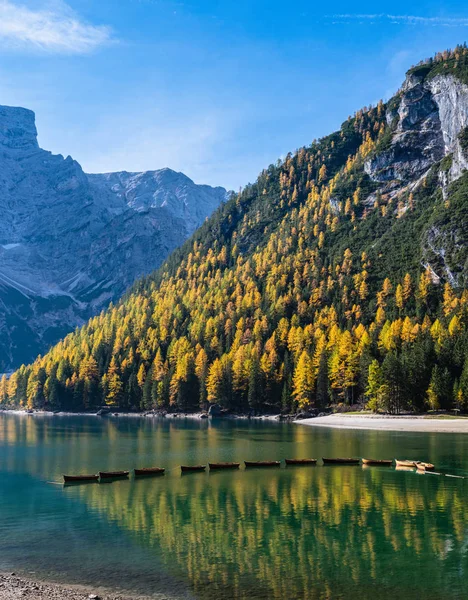 Herbstlich friedlicher Alpensee oder Pragser Wildsee. fanes-sen — Stockfoto