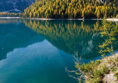 Sonbahar huzurlu Alp Gölü Braies veya Pragser Wildsee. Fanes-Sen
