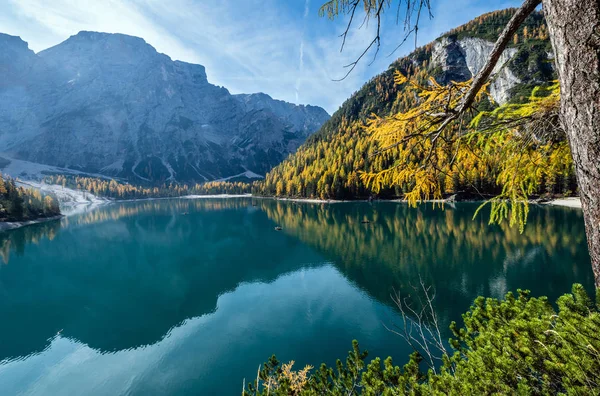 Podzimní klidné alpské jezero Braies nebo Pragser Wildsee. Fanes-Sen — Stock fotografie