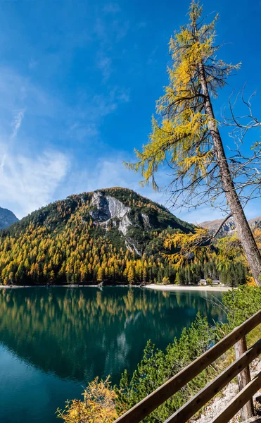 Podzimní klidné alpské jezero Braies nebo Pragser Wildsee. Fanes-Sen — Stock fotografie