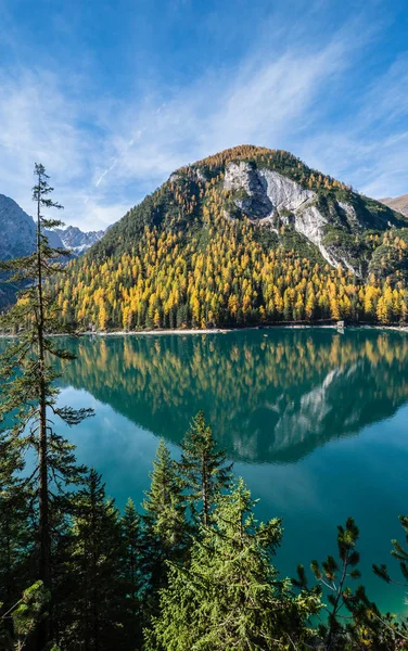 Őszi békés alpesi tó Braies vagy Pragser Wildsee. Fanes-szen — Stock Fotó