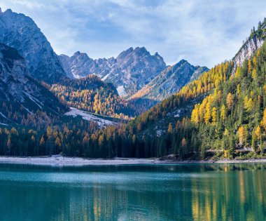 Sonbahar huzurlu Alp Gölü Braies veya Pragser Wildsee. Fanes-Sen