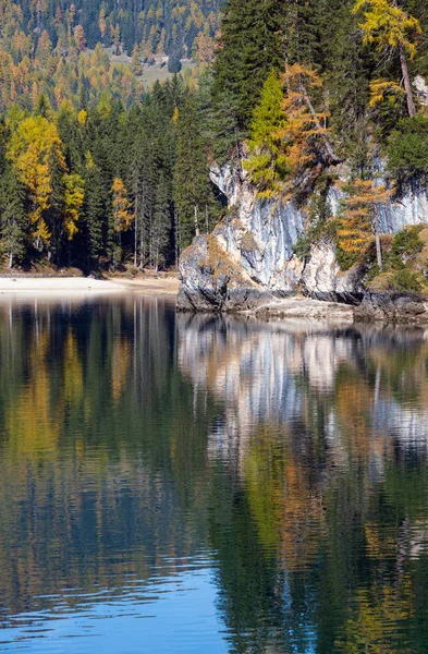 Jesienią spokojne alpejskie jezioro Braies lub Pragser Wildsee. Fanes-Sen — Zdjęcie stockowe