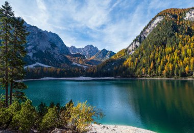 Sonbahar huzurlu Alp Gölü Braies veya Pragser Wildsee. Fanes-Sen