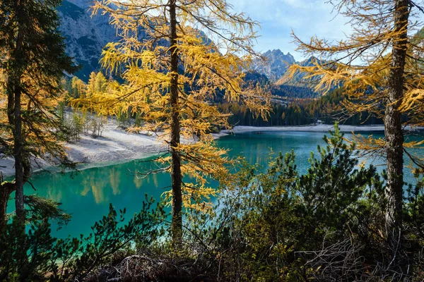 Осень мирное альпийское озеро Braies или Pragser Wildsee. Фанес-Сен — стоковое фото