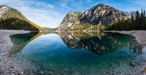 Outono tranquilo lago alpino Braies ou Pragser Wildsee. Fanes-Sen — Fotografia de Stock