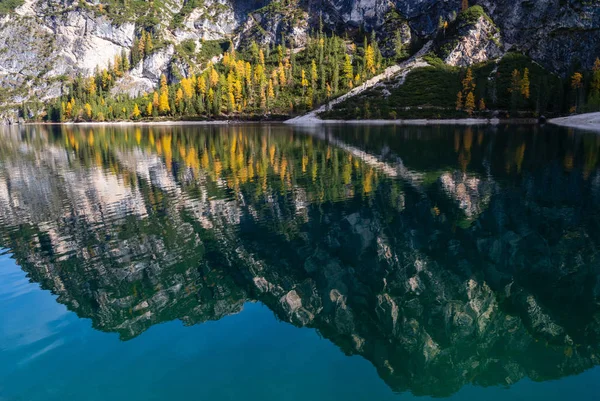 Otoño tranquilo lago alpino Braies o Pragser Wildsee. Fanes-Sen —  Fotos de Stock