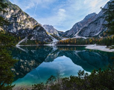 Sonbahar huzurlu Alp Gölü Braies veya Pragser Wildsee. Fanes-Sen