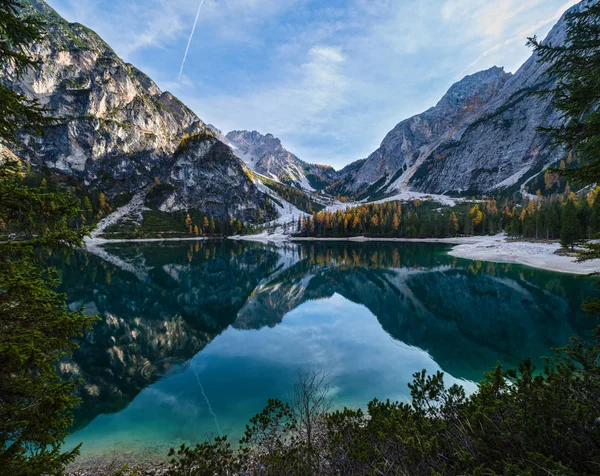 Outono tranquilo lago alpino Braies ou Pragser Wildsee. Fanes-Sen — Fotografia de Stock