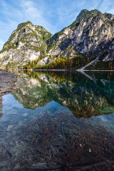 Otoño tranquilo lago alpino Braies o Pragser Wildsee. Fanes-Sen —  Fotos de Stock