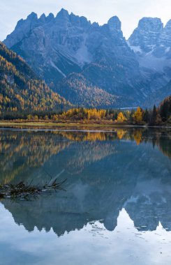 Sonbahar huzurlu alp gölü Durrensee ya da Lago di Landro. Kar-c