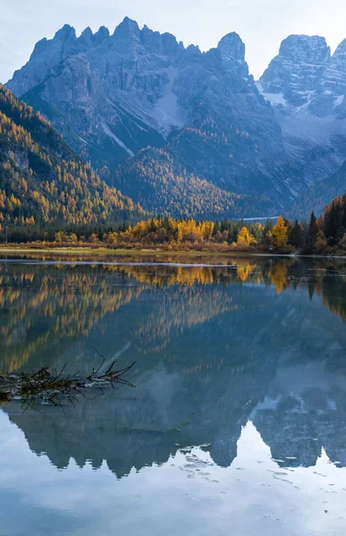 Podzimní klidné alpské jezero Durrensee nebo Lago di Landro. Sníh-c — Stock fotografie