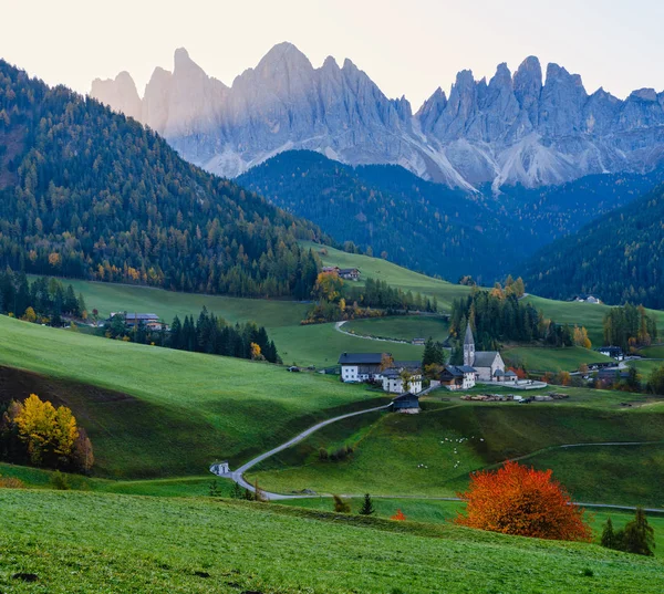 Φθινόπωρο αυγή Santa Magdalena διάσημη Ιταλία Dolomites χωριό v — Φωτογραφία Αρχείου