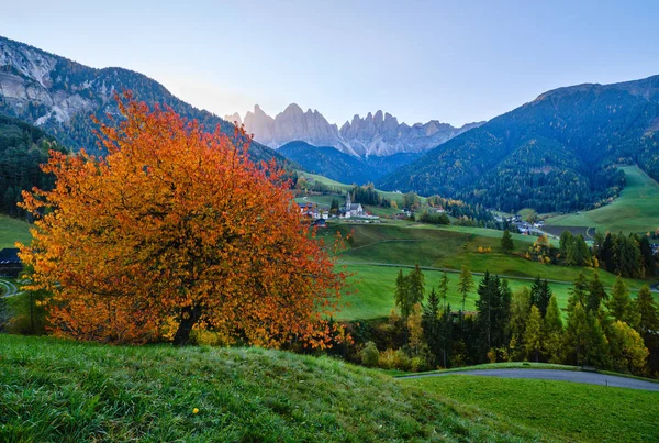 Autumn daybreak Santa Magdalena célèbre Italie Dolomites village v — Photo