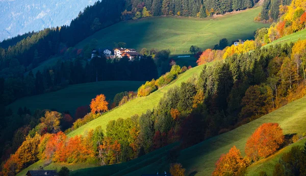 Hügel. Licht und Schatten. Herbst Morgen Bergdorf Umgebung — Stockfoto