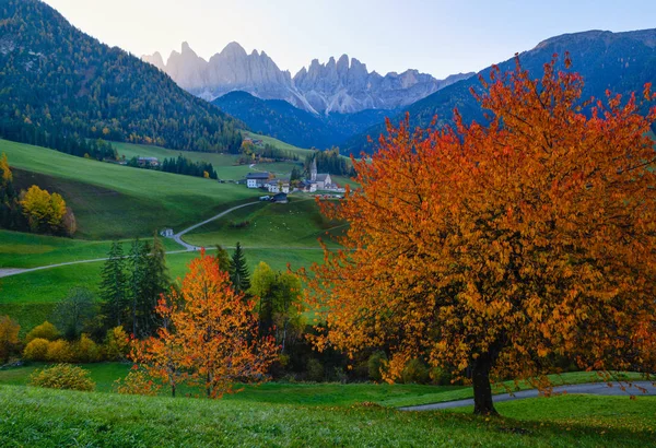 Őszi hajnal Santa Magdalena híres Olaszország Dolomitok falu v — Stock Fotó