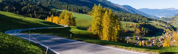 Licht en schaduwen. Herfst Santa Magdalena Italië bergdorp — Stockfoto