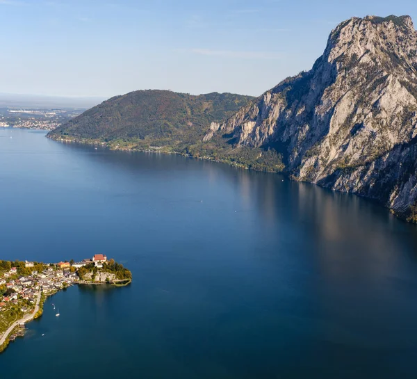 Klidný podzim Alpy hory Traunsee pohled na jezero z Kleiner So — Stock fotografie