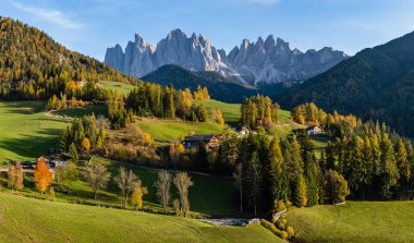 Santa Magdalena 'nın ünlü İtalyan Dolomites köyü.