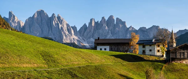 Jesienny wieczór Santa Magdalena słynny Włochy Dolomity wieś vi — Zdjęcie stockowe