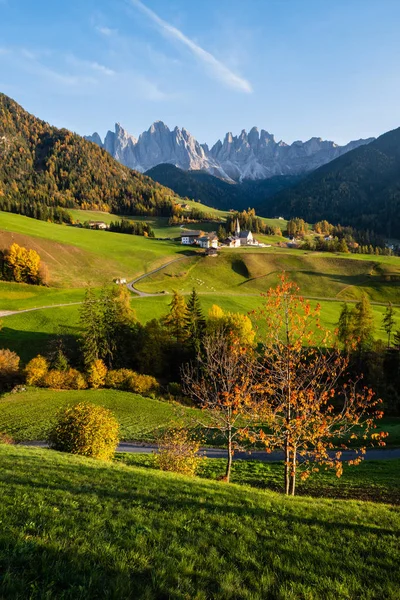 Noche de otoño Santa Magdalena famosa Italia Dolomitas pueblo vi —  Fotos de Stock