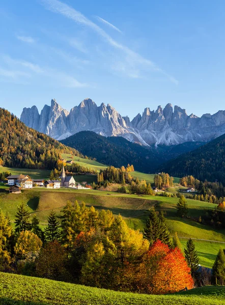 Soirée d'automne Santa Magdalena célèbre Italie Dolomites village vi — Photo