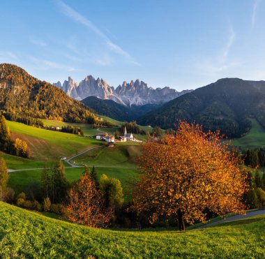 Santa Magdalena 'nın ünlü İtalyan Dolomites köyü.
