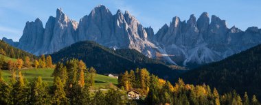 Santa Magdalena 'nın ünlü İtalyan Dolomites köyü.