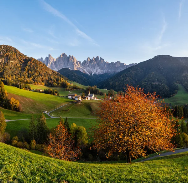 Podzimní večer Santa Magdalena slavná Itálie Dolomity vesnice vi — Stock fotografie