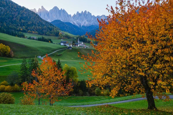 Herbst tagesanbruch santa magdalena berühmt italien dolomiten dorf v — Stockfoto