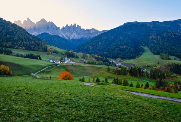 Podzimní svítání Santa Magdalena slavné Itálie Dolomites vesnice v — Stock fotografie