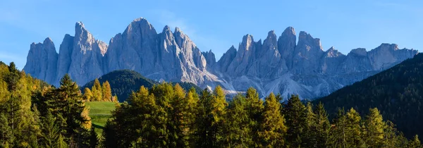 Podzimní večer Santa Magdalena slavná Itálie Dolomites vesnice su — Stock fotografie