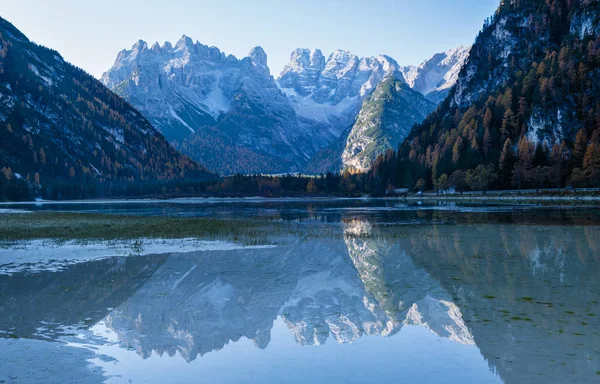 Autumn peaceful alpine lake Durrensee or Lago di Landro. Snow-ca — Stock Photo, Image