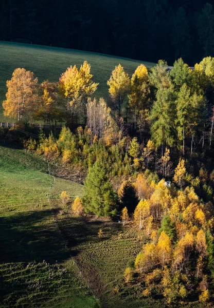 Jesień Santa Magdalena słynny Włochy Dolomity górska wioska e — Zdjęcie stockowe