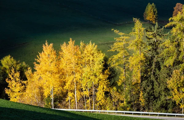 Licht en schaduwen. Herfst Santa Magdalena Italië bergdorp — Stockfoto