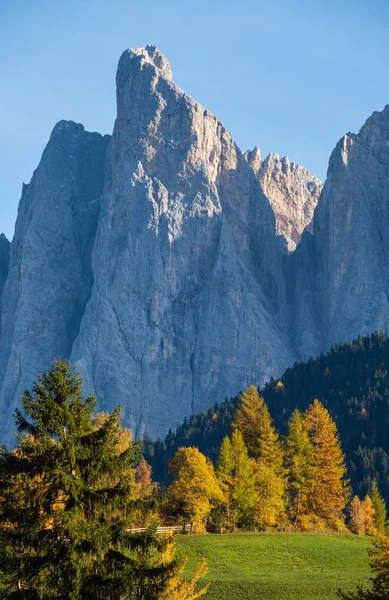 Soirée d'automne Santa Magdalena célèbre Italie Dolomites village su — Photo