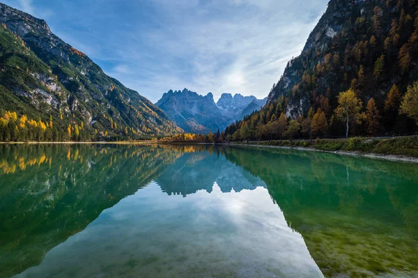 Podzimní klidné alpské jezero Durrensee nebo Lago di Landro — Stock fotografie
