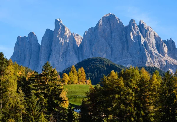 Soirée d'automne Santa Magdalena célèbre Italie Dolomites village — Photo