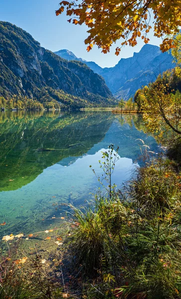 透明な水で穏やかな秋のアルプスの山の湖 — ストック写真