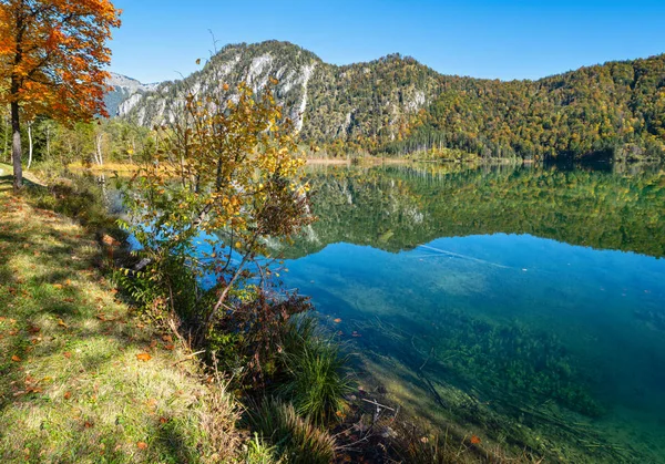 Peaceful autumn Alps mountain lake with clear transparent water — Stock Photo, Image