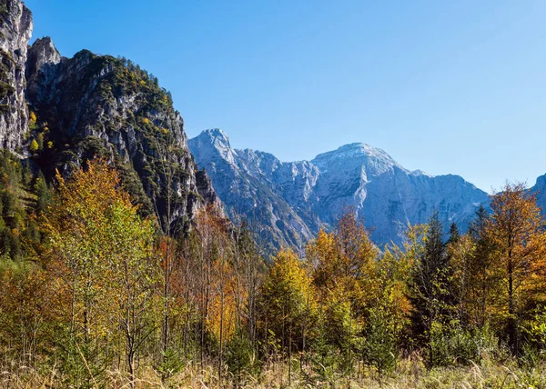 Słoneczna, kolorowa jesienna scena alpejska. Pokojowy widok na góry skaliste — Zdjęcie stockowe