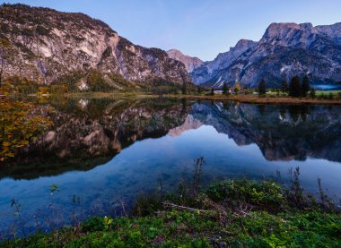 Sonbahar akşamı Alps dağı gölü berrak şeffaf suyla