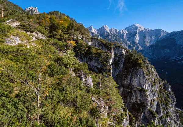 Sonnige herbstliche Alpenszene. ruhige felsige Bergsicht von der Wanderung — Stockfoto