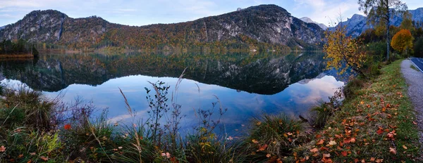 Herfst avond Alpen bergmeer met helder transparant water een — Stockfoto