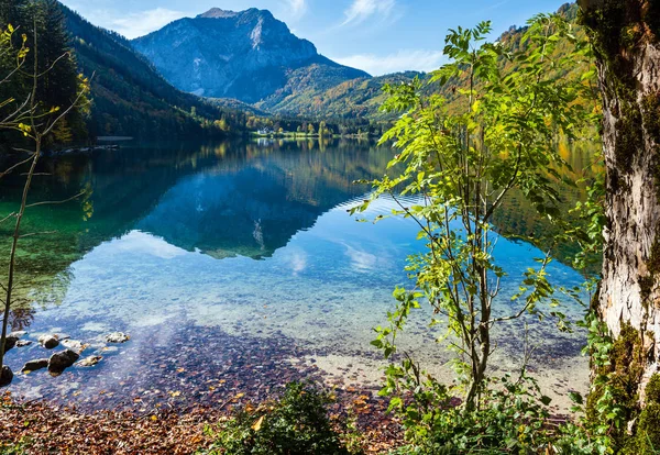 Мирна осінь Альпи гірське озеро з прозорою прозорою водою — стокове фото