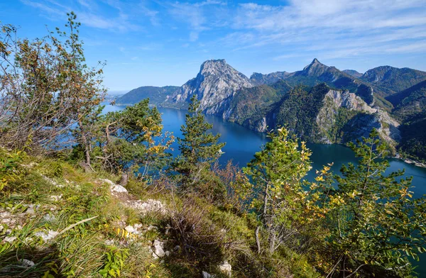 Alpes de outono pacífica montanha Traunsee vista lago de Kleiner Então — Fotografia de Stock