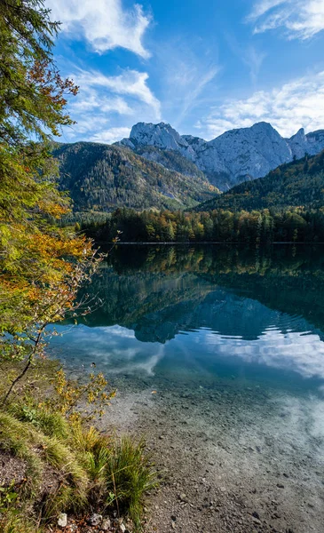 秋天平静的阿尔卑斯山湖水清澈透明 — 图库照片