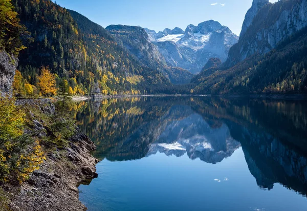 Pacíficos Alpes otoñales lago de montaña. Gosauseen o Vorderer Gosaus — Foto de Stock